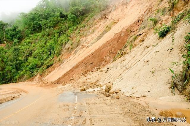 遇到山体滑坡该怎么办？(要沿着什么方向跑)